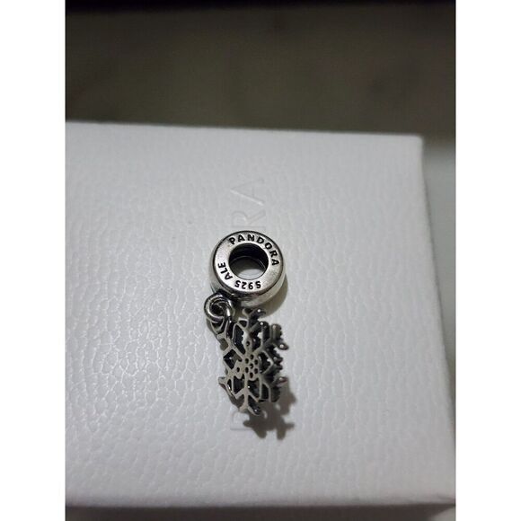 Pandora X Disney Mickey's Sparkling Snowflake .925 Sliver - Picture 2 of 3